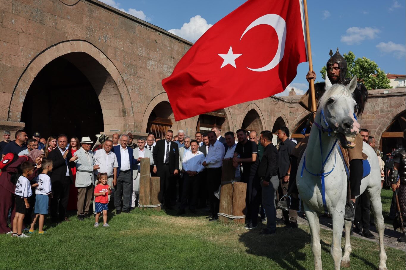 ERVA SPOR OKULLARI YAZ OKULU AÇILIŞINDA BÜYÜK COŞKU