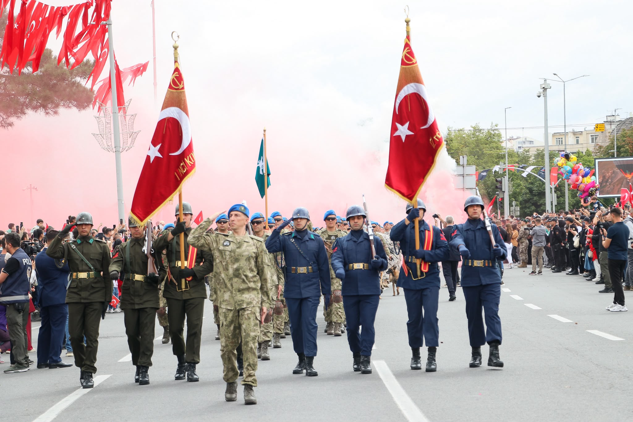30 AĞUSTOS ZAFER BAYRAMI COŞKUSU CUMHURIYET MEYDANI'NDA YAŞANDI